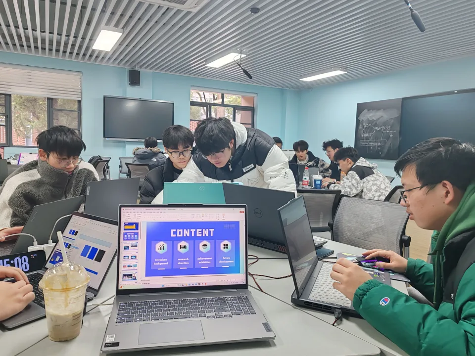 大副智能体项目同学围坐电脑讨论并准备汇报