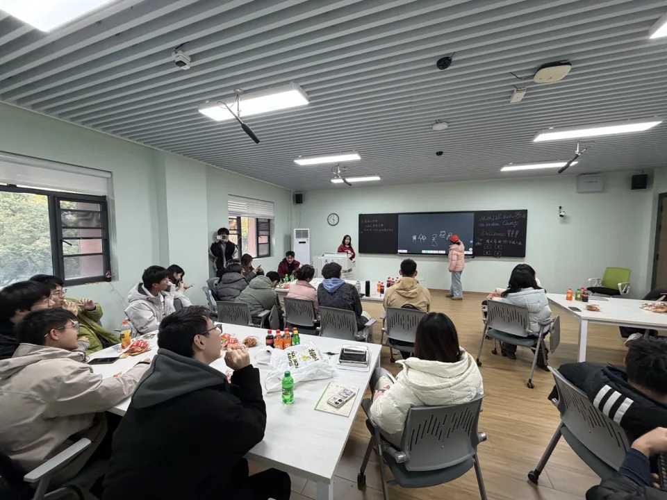 破冰聚会：通过互动与游戏认识未来的队友