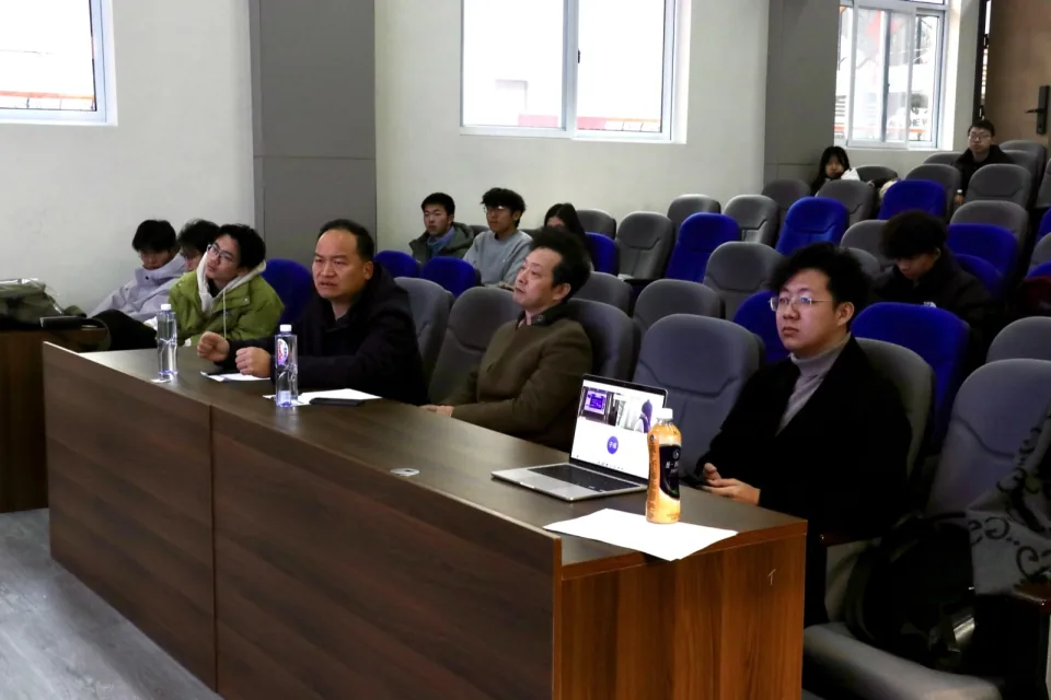 项目答辩现场：交流演示方案与实现思路