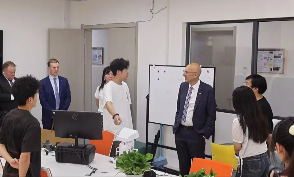曼彻斯特城市大学校长一行来访交流现场